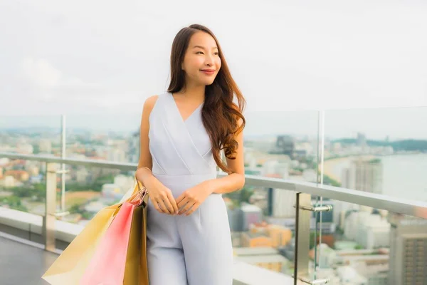 Retrato hermosa joven asiática mujer feliz y sonrisa con shoppi — Foto de Stock