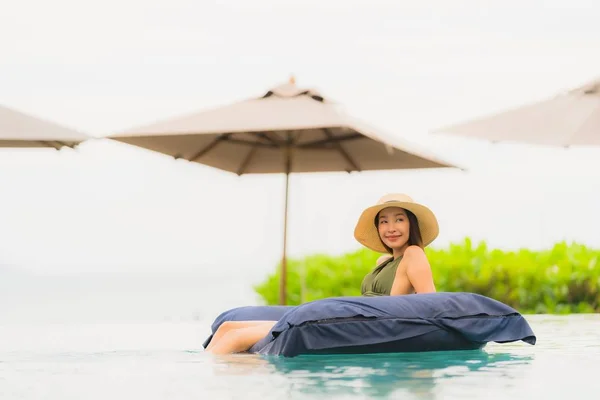 Retrato hermosa joven asiática mujer relajarse en lujo al aire libre swi — Foto de Stock