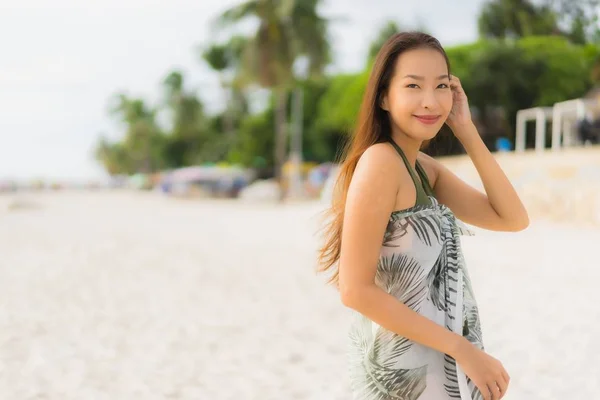 Retrato hermosa asiática mujeres feliz sonrisa relajarse en el tropical — Foto de Stock