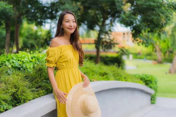 Porträtt vackra kvinnor Happy Relax leende runt trädgården — Stockfoto