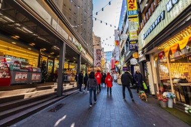 Seoul, Güney Kore 10 Aralık 2018: Myeong dong pazarı 
