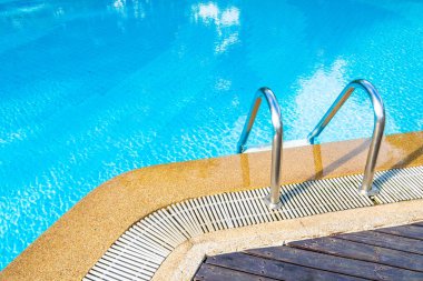 Merdivenli otel beldesinde güzel açık yüzme havuzu