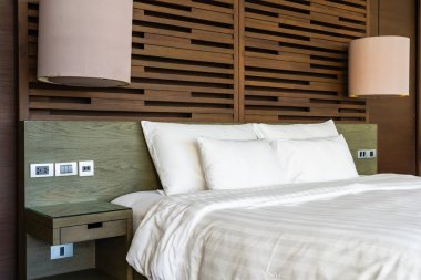 Hafif lamba ile yatakta güzel lüks rahat yastık