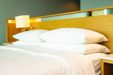 B yatak dekorasyonu üzerinde güzel lüks rahat beyaz yastık