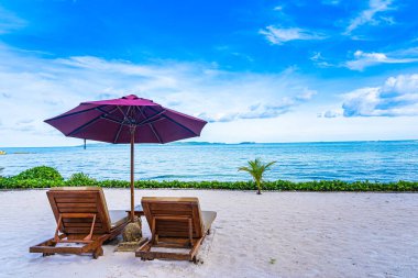 Boş sandalye güverte ve plaj deniz Okyanusu güzel manzara