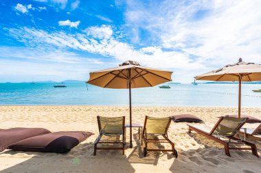 Hindistan cevizi palmiye ağacı ile güzel tropikal plaj deniz ve okyanus bir