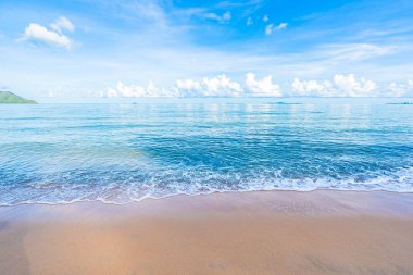 Beyaz bulut mavi gökyüzü ile güzel tropikal plaj deniz Okyanusu ve