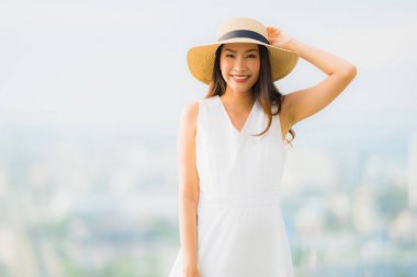 Portre güzel genç Asyalı kadın mutlu gülümseme ro üzerinde Relax