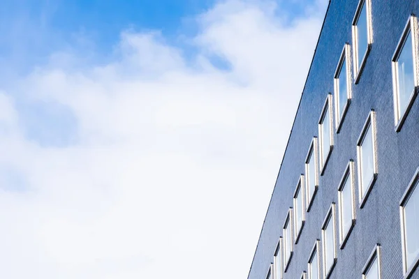 Edifício de negócios de escritório de arquitetura bonita com windo vidro — Fotografia de Stock