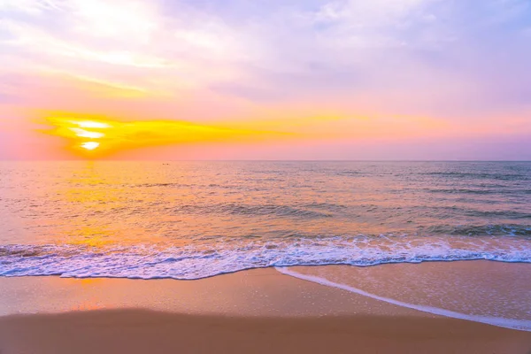 Vackra utomhus landskap av havet och tropiska stranden vid solnedgången — Stockfoto