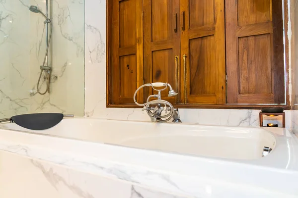 Belle décoration intérieure de salle de bain avec baignoire de luxe blanche — Photo