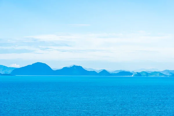 Wunderschönes Meer im Freien mit weißem wolkenblauem Himmel um Witz — Stockfoto