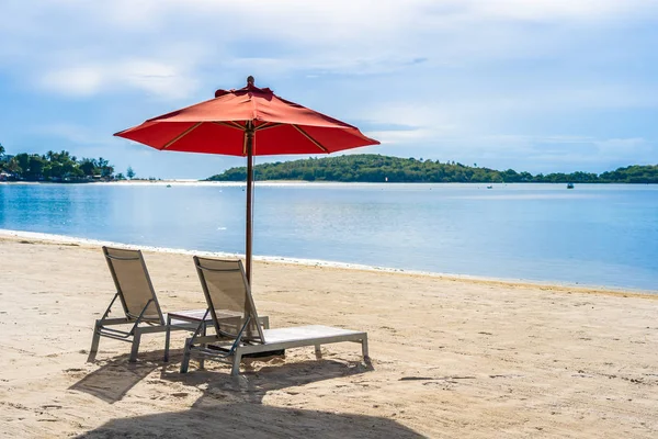 Prachtig buiten tropisch strand zee oceaan met paraplu stoel a — Stockfoto