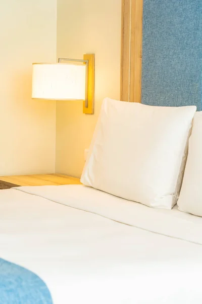 ライトランプ付きベッドデコレーションの白い快適な枕 — ストック写真