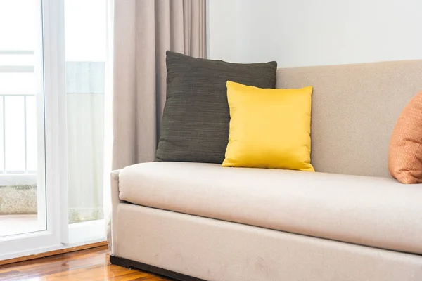 Зручна подушка на інтер'єрі прикраси дивана — стокове фото
