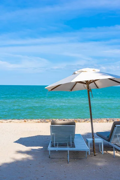 Gyönyörű napernyő és szék körül strand tengeri óceán kék sk — Stock Fotó