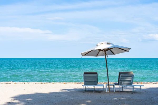 Beautiful umbrella and chair around beach sea ocean with blue sk — Stock Photo, Image