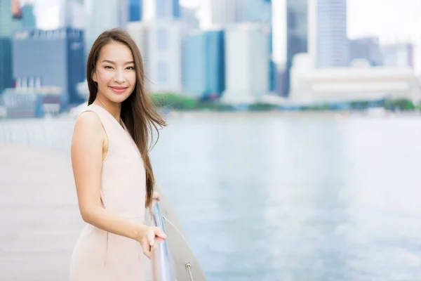 Женщина улыбается и счастлива путешествовать в сингапуре — стоковое фото