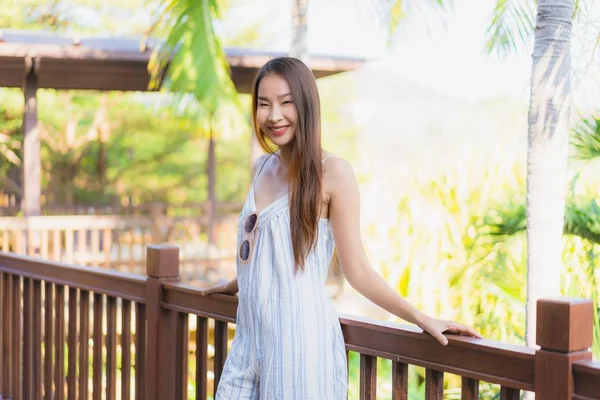 Schöne junge asiatische Frau glücklich Lächeln Lebensstil — Stockfoto