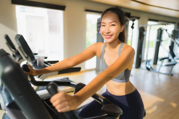 Portre Asya kadın egzersiz ve egzersiz dışarı içinde spor salonu — Stok fotoğraf