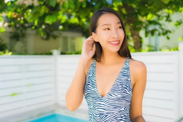 Retrato bonito jovem asiático mulher feliz sorriso relaxar ao redor ou — Fotografia de Stock