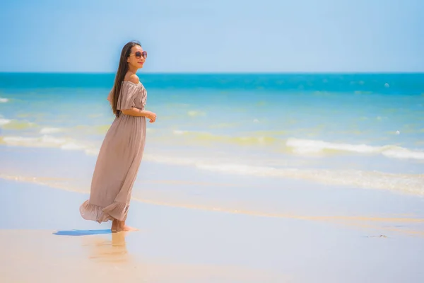 Portrét krásná mladá asijská žena šťastný úsměv Relaxujte na TR — Stock fotografie