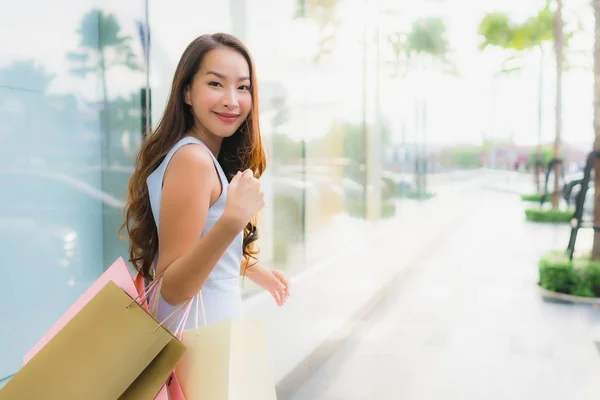 Портрет красивый молодой азиатской женщины счастливы и улыбаются с shoppi — стоковое фото