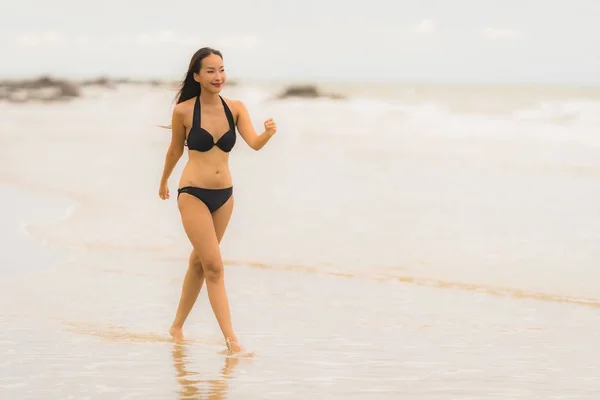 Portrét krásné mladé asijské ženy nosí Bikiny na pláži — Stock fotografie