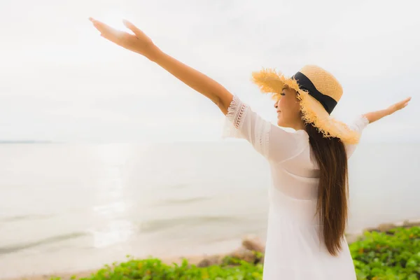 Ritratto bella donna asiatica indossare cappello con sorriso felice svago — Foto Stock