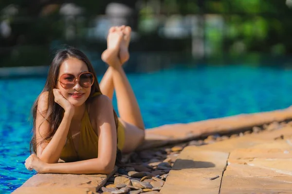 Retrato bonito jovem asiático mulher lazer relaxar sorriso e hap — Fotografia de Stock