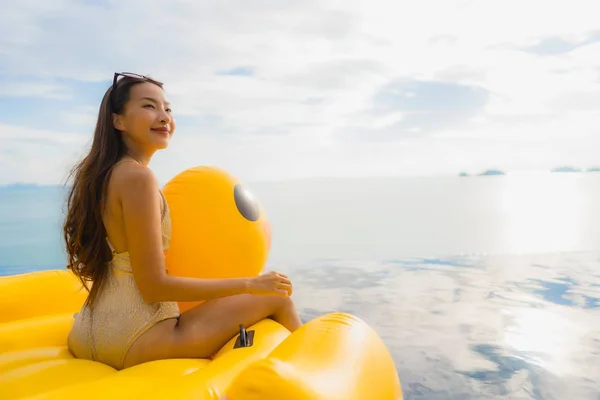 Retrato joven asiático mujer en inflable flotador amarillo pato aroun —  Fotos de Stock