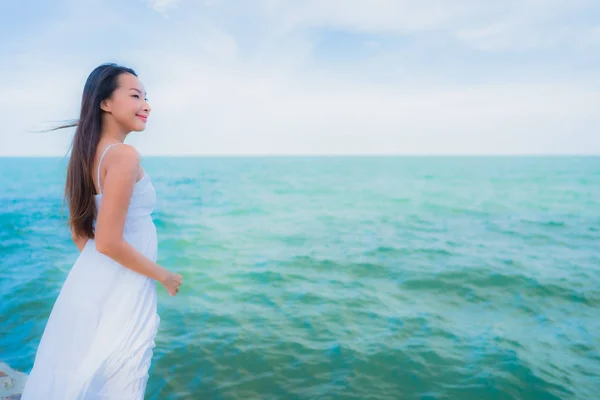 Retrato bonito asiático mulheres ao redor praia mar oceano com feliz — Fotografia de Stock
