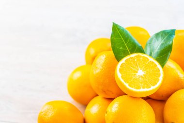 Taze portakal meyve masada