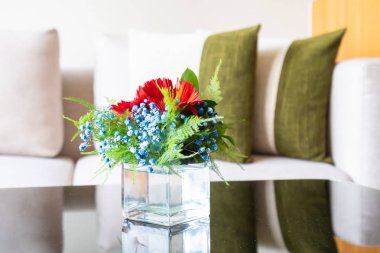 Tablo vazo çiçek yastık kanepe dekorasyon ile