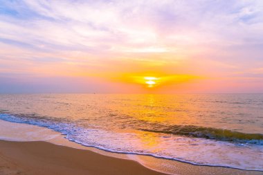 Gün batımında deniz ve tropikal plaj güzel açık manzara 
