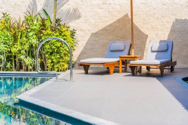 Şemsiye ve sandalye yakın deniz okyanus plaj wi yüzme havuzu etrafında