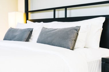 Hafif lamba ile yatakta güzel lüks rahat yastık