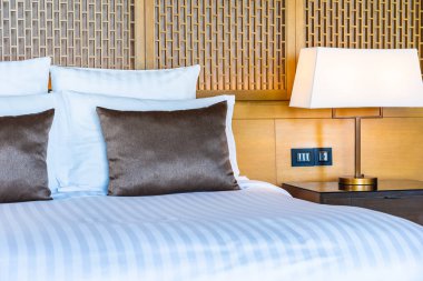 Yatak ve battaniye üzerinde güzel lüks rahat beyaz yastık Dec