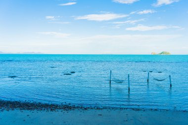 Holi dinlenmek için güzel plaj deniz okyanusu etrafında Boş hamak