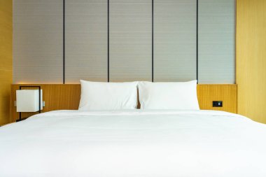 Güzel lüks rahat beyaz yastık ve battaniye yatakta