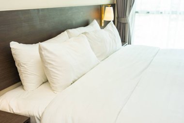 Güzel lüks rahat beyaz yastık ve battaniye yatakta