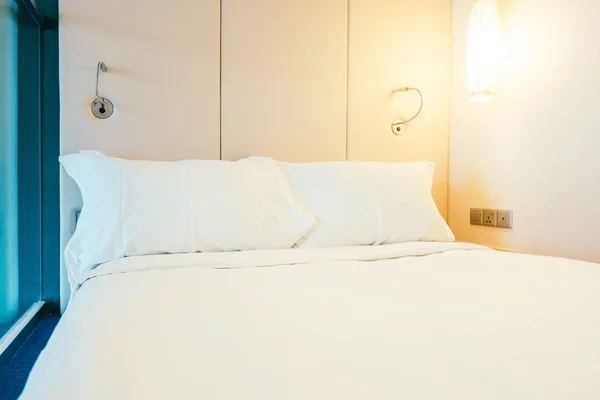 Weißes bequemes Kissen auf Bettdekoration — Stockfoto