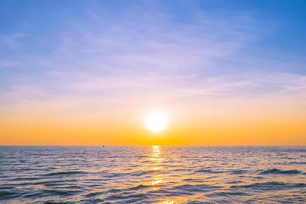 Hermoso paisaje de puesta de sol en el mar y el océano — Foto de Stock