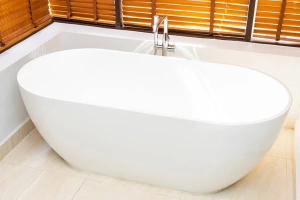 Beautiful luxury and comfortable white bathtub decoration in bat — Stock Photo, Image