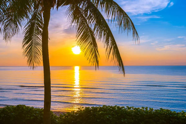 Hermoso paisaje tropical al aire libre de playa de mar océano con coc — Foto de Stock