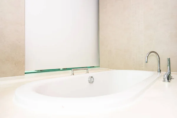 Bellissimo lusso e pulito interno bianco decorazione vasca da bagno — Foto Stock