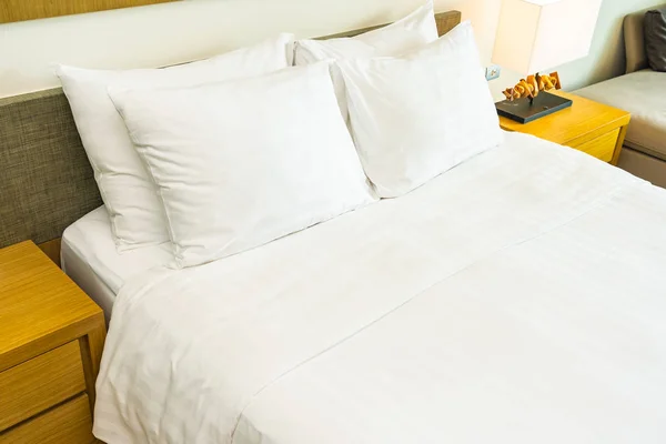 밝은 램프와 침대 장식에 흰색 편안한 베개 — 스톡 사진