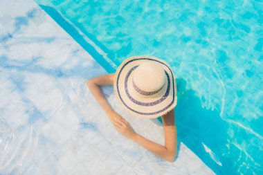 Portre güzel genç Asyalı kadın mutlu gülümseme rahatla swimmi içinde