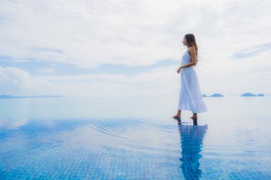 Portre genç asyalı kadın yüzme kaka etrafında mutlu gülümseme dinlenmek