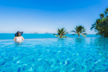 Portre güzel genç Asyalı kadın lüks açık SWI rahatlayın